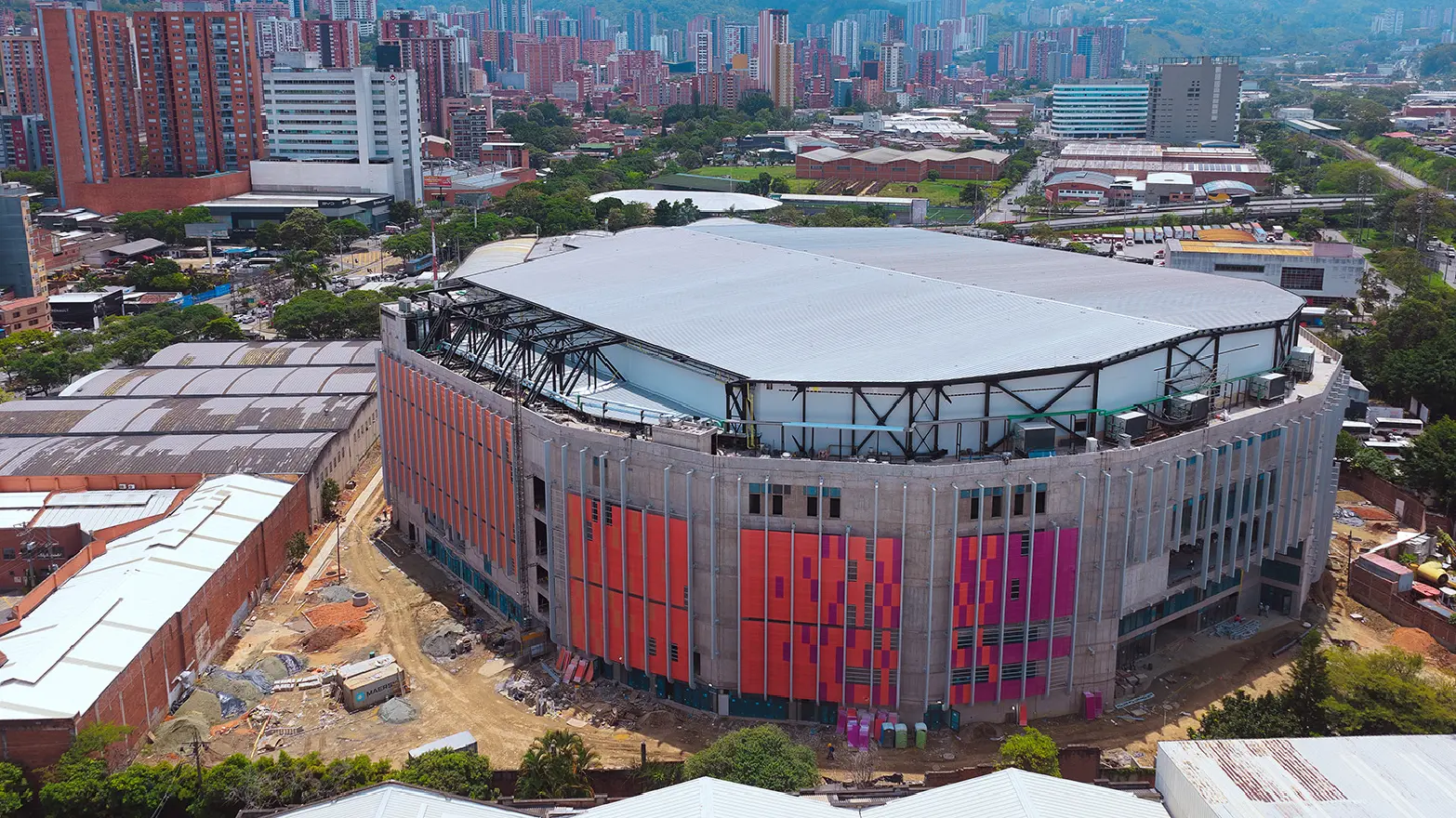 Vista aérea del avance de obra de DAVIarena: fachada con paneles de colores y cubierta instalada