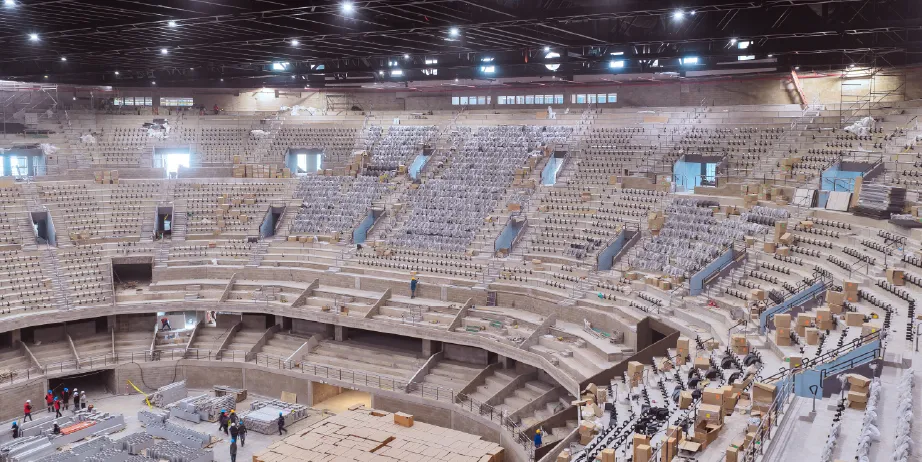 Interior de DAVIarena en obra: graderías y silletería en instalación